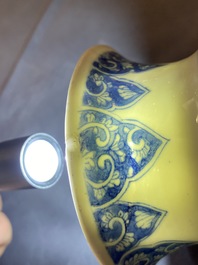 Une paire de vases de forme rouleau en porcelaine de Chine en bleu et blanc, Kangxi