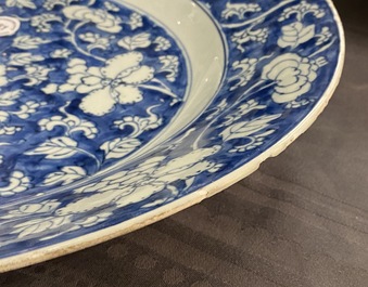 Une paire de plats en porcelaine de Chine bleu et blanc, Kangxi
