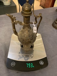 Une verseuse en bronze pour le march&eacute; islamique, Chine, 17/18&egrave;me