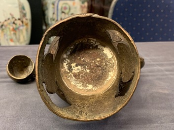 Une verseuse en bronze pour le march&eacute; islamique, Chine, 17/18&egrave;me