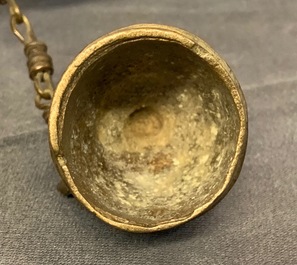 Une verseuse en bronze pour le march&eacute; islamique, Chine, 17/18&egrave;me