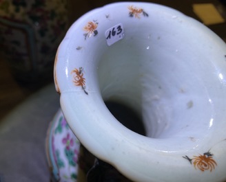 Twee paar Chinese famille rose vazen en een jardini&egrave;re, 19e eeuw