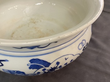 Een Chinese blauw-witte wierookbrander met kostbaarheden, Kangxi