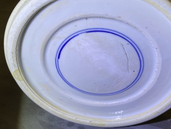 Un vase de forme yenyen en porcelaine de Chine en bleu et blanc, Kangxi