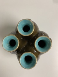 Un vase de forme quadrilobe en porcelaine &agrave; &eacute;mail brun, marque de Qianlong, 19/20&egrave;me