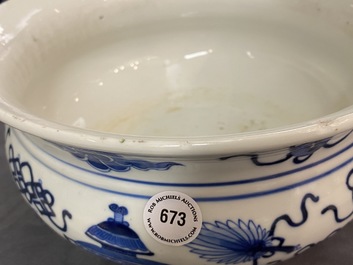 Een Chinese blauw-witte wierookbrander met kostbaarheden, Kangxi