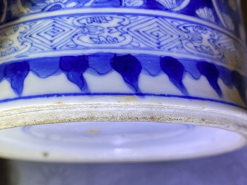 Une paire de vases de forme rouleau en porcelaine de Chine en bleu et blanc, Kangxi