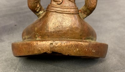 Een Chinese bronzen figuur van Boeddha Amithayus, 17/18e eeuw