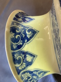 Une paire de vases de forme rouleau en porcelaine de Chine en bleu et blanc, Kangxi