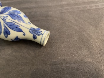 Een Chinese blauw-witte kalebasvaas met figuratief decor, Transitie periode