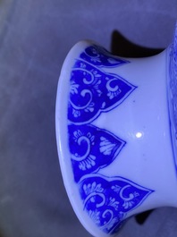 Une paire de vases de forme rouleau en porcelaine de Chine en bleu et blanc, Kangxi