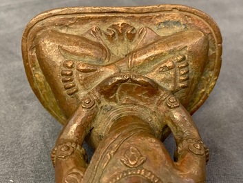 Een Chinese bronzen figuur van Boeddha Amithayus, 17/18e eeuw