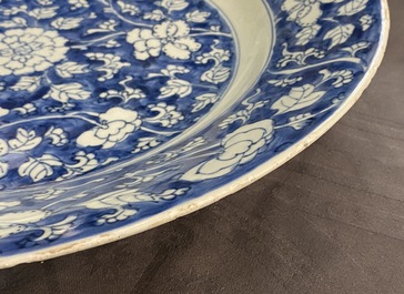 Une paire de plats en porcelaine de Chine bleu et blanc, Kangxi