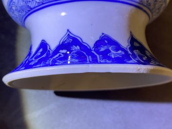 Une paire de vases de forme rouleau en porcelaine de Chine en bleu et blanc, Kangxi