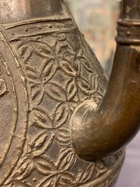 Une verseuse en bronze pour le march&eacute; islamique, Chine, 17/18&egrave;me