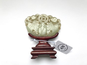 Deux pi&egrave;ces en jade c&eacute;ladon p&acirc;le sculpt&eacute;, Chine, Qing