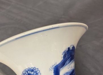 Un vase en porcelaine de Chine en bleu et blanc, Kangxi