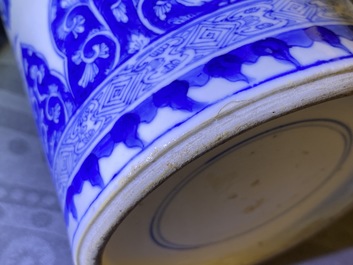 Une paire de vases de forme rouleau en porcelaine de Chine en bleu et blanc, Kangxi