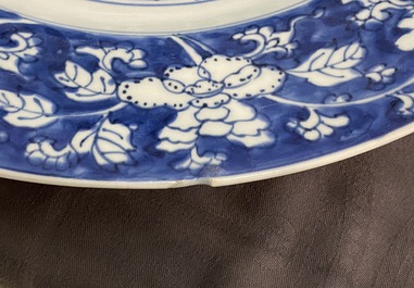 Une paire de plats en porcelaine de Chine bleu et blanc, Kangxi