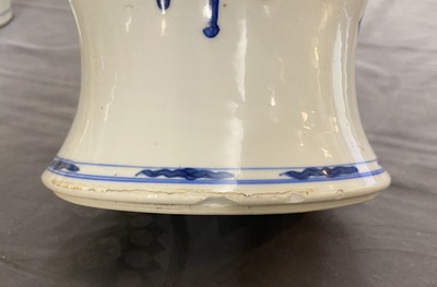 Un vase de forme yenyen en porcelaine de Chine en bleu et blanc, Kangxi