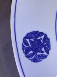 Un plat en porcelaine de Chine bleu et blanc &agrave; d&eacute;cor de grues, marque et &eacute;poque de Jiajing