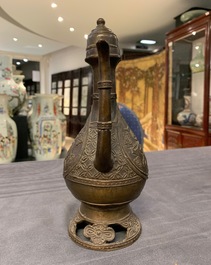Une verseuse en bronze pour le march&eacute; islamique, Chine, 17/18&egrave;me