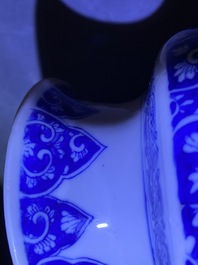 Une paire de vases de forme rouleau en porcelaine de Chine en bleu et blanc, Kangxi