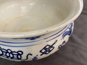Een Chinese blauw-witte wierookbrander met kostbaarheden, Kangxi