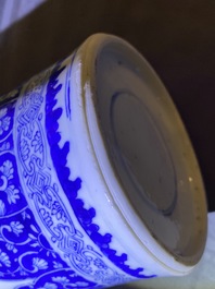 Une paire de vases de forme rouleau en porcelaine de Chine en bleu et blanc, Kangxi