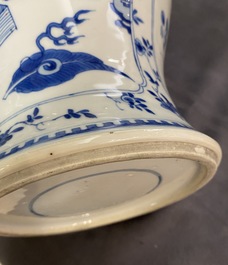 Un vase en porcelaine de Chine en bleu et blanc, Kangxi