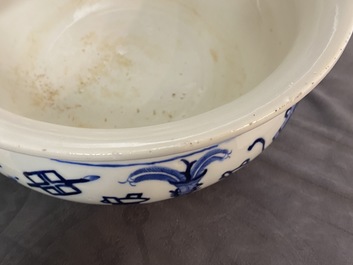 Een Chinese blauw-witte wierookbrander met kostbaarheden, Kangxi