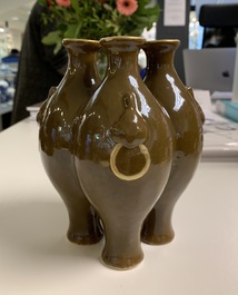 Un vase de forme quadrilobe en porcelaine &agrave; &eacute;mail brun, marque de Qianlong, 19/20&egrave;me