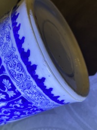 Une paire de vases de forme rouleau en porcelaine de Chine en bleu et blanc, Kangxi