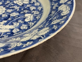Une paire de plats en porcelaine de Chine bleu et blanc, Kangxi