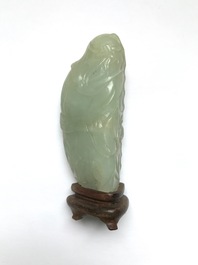 Deux pi&egrave;ces en jade c&eacute;ladon p&acirc;le sculpt&eacute;, Chine, Qing