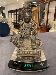 Une figure de Guanyin sur un kylin en bronze, Chine, Ming