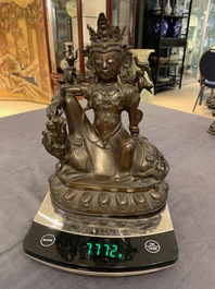 Une figure de Guanyin sur un kylin en bronze, Chine, Ming