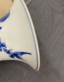 Un vase en porcelaine de Chine en bleu et blanc, Kangxi