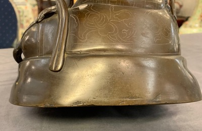 Une figure de Guanyin sur un dragon en bronze incrust&eacute; d'argent, marque de Shisou, 18/19&egrave;me