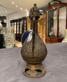 Une verseuse en bronze pour le march&eacute; islamique, Chine, 17/18&egrave;me