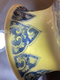 Une paire de vases de forme rouleau en porcelaine de Chine en bleu et blanc, Kangxi