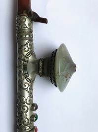 Een Chinese bamboe opiumpijp met jade en half-edelstenen bezet, 19e eeuw