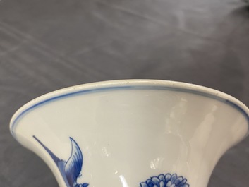 Un vase en porcelaine de Chine en bleu et blanc, Kangxi