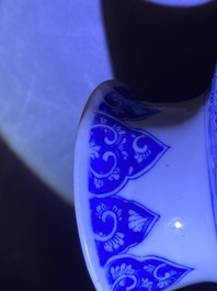 Une paire de vases de forme rouleau en porcelaine de Chine en bleu et blanc, Kangxi