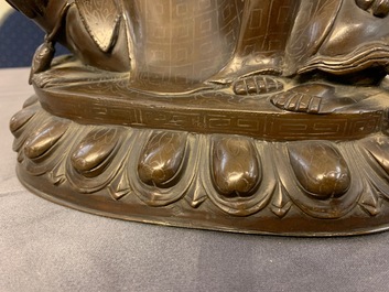 Une figure de Guanyin sur un dragon en bronze incrust&eacute; d'argent, marque de Shisou, 18/19&egrave;me