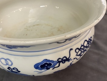 Een Chinese blauw-witte wierookbrander met kostbaarheden, Kangxi