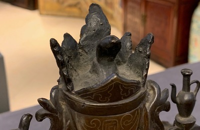 Une figure de Guanyin sur un dragon en bronze incrust&eacute; d'argent, marque de Shisou, 18/19&egrave;me
