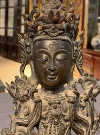 Une figure de Guanyin sur un kylin en bronze, Chine, Ming