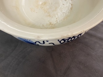 Een Chinese blauw-witte wierookbrander met kostbaarheden, Kangxi
