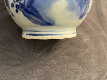 Een Chinese blauw-witte kalebasvaas met figuratief decor, Transitie periode